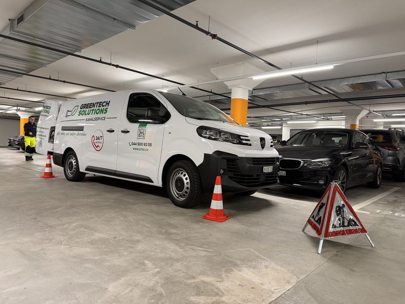 Greentech Kanalservice-Fahrzeug seitlich