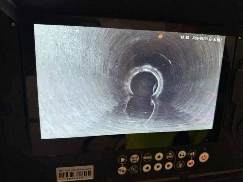 Kamera-Monitor mit Blick in ein Abwasserrohr während der Kamerafahrt